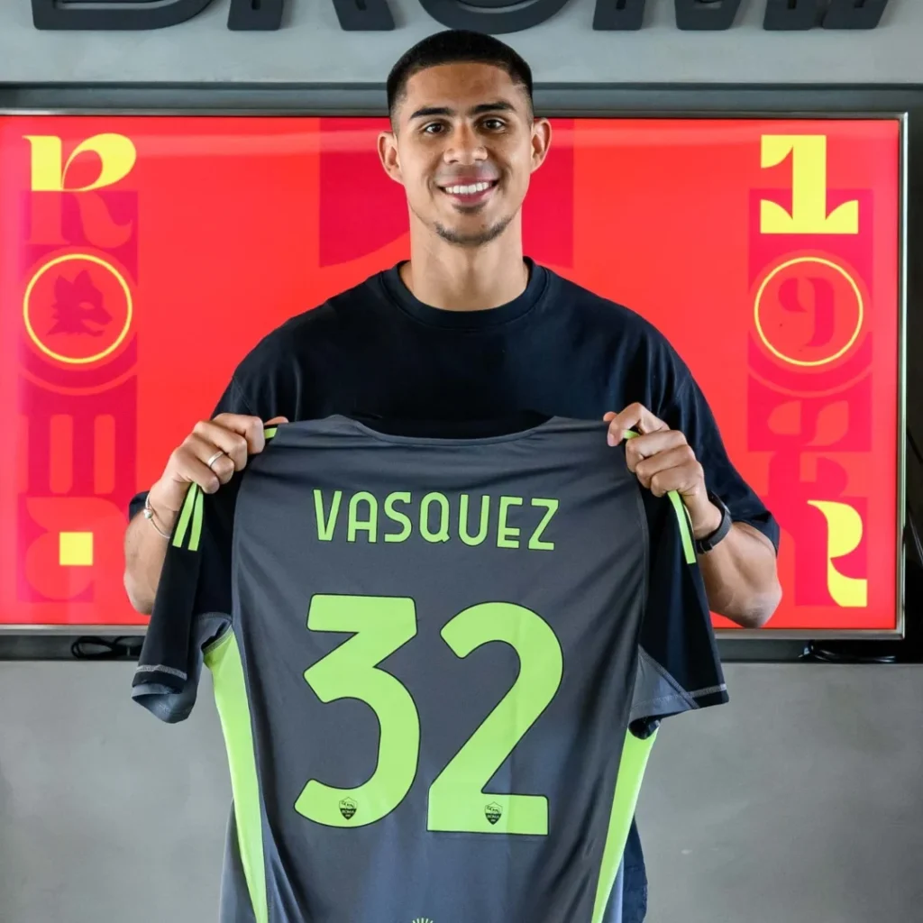 Devis Vazquez es nuevo jugador de la roma, y posa con su nuevo dorsal el 32