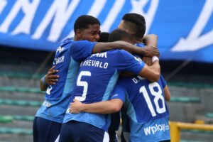 Millonarios celebrando un gol con jugadores como N. Arevalo, D. Ruiz