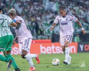 Leo castro con el uniforme alternativo de Millonarios