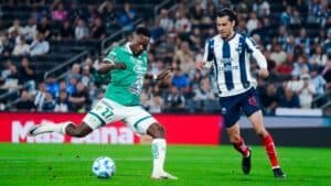 Diber Cambindo intenta un disparo a gol