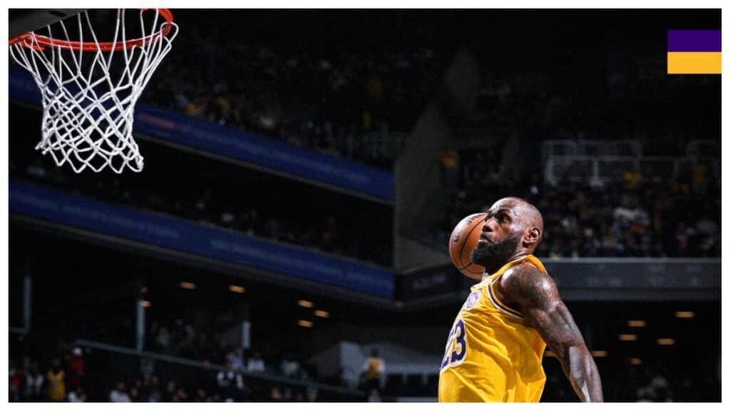 Lebron James salta para hacer una canasta con Los Angeles Lakers.
