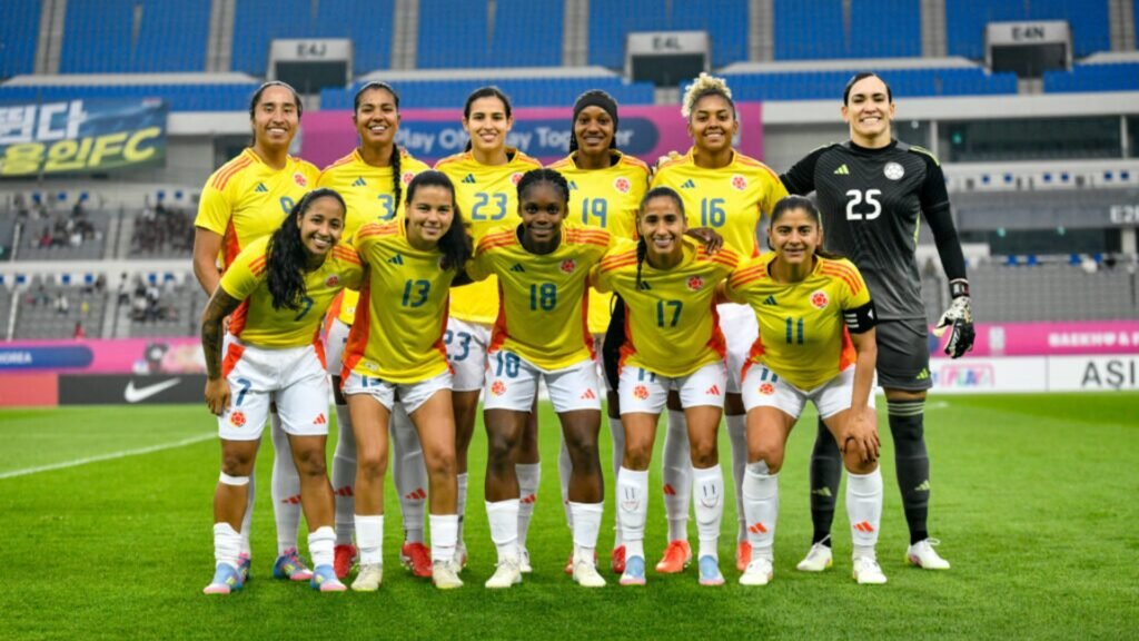 Selección Colombia femenina posando para la foto protocolaria