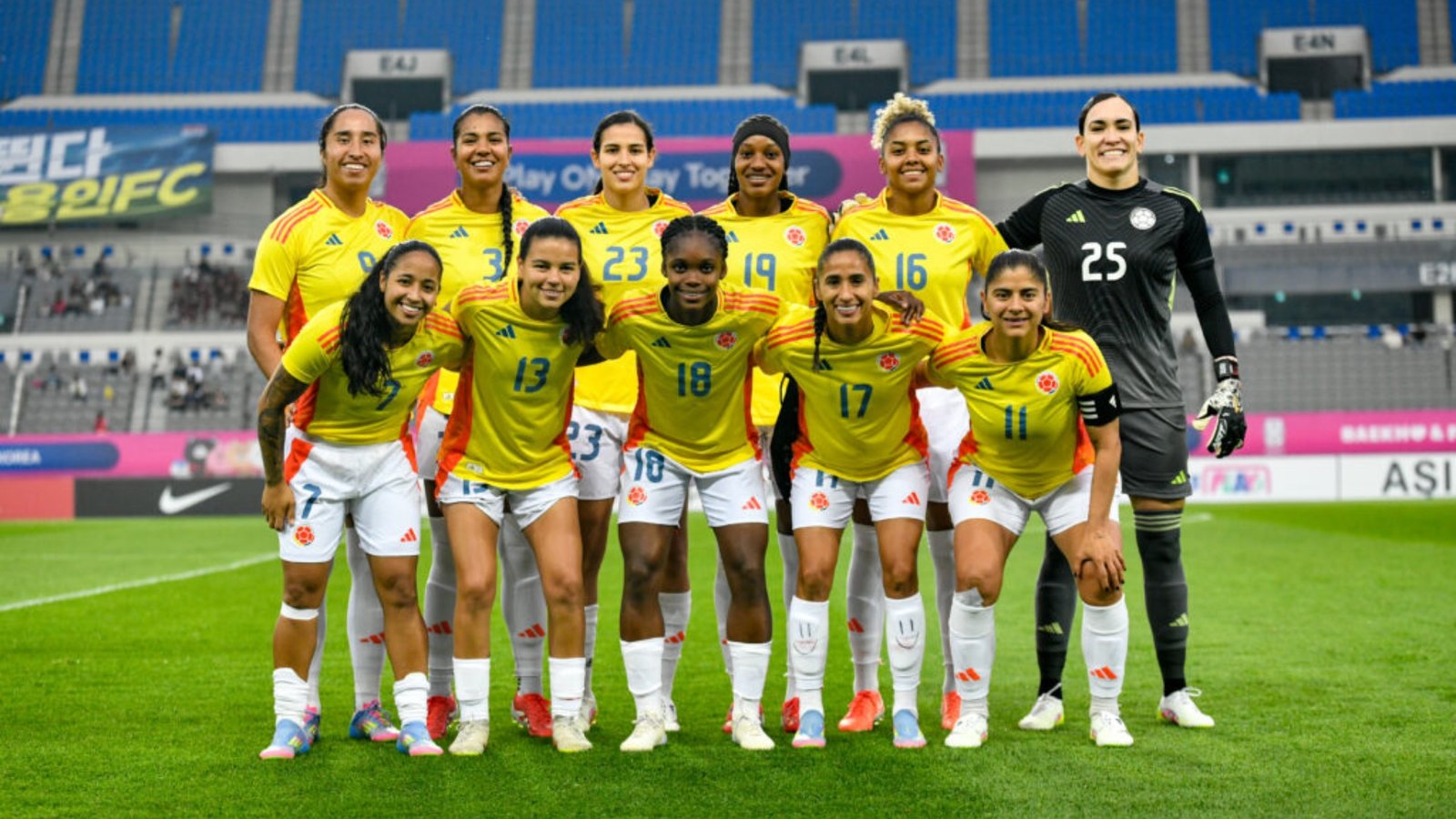 Selección Colombia femenina posando para la foto protocolaria