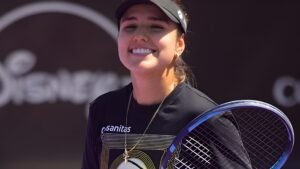 Camila Osorio, sonriendo con su raqueta.
