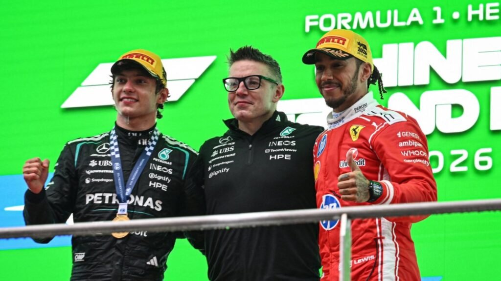 Kimi Antonelli y Lewis Hamilton en el podio del GP de China
