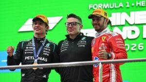 Kimi Antonelli y Lewis Hamilton en el podio del GP de China