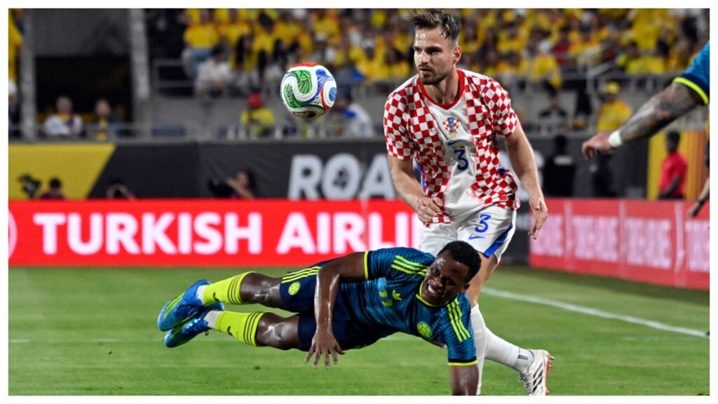 Jhon Arias pierde en la disputa de un balón