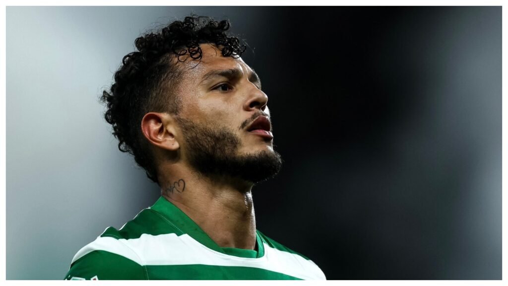 Luis Javier Suárez celebra un gol con el Sporting.