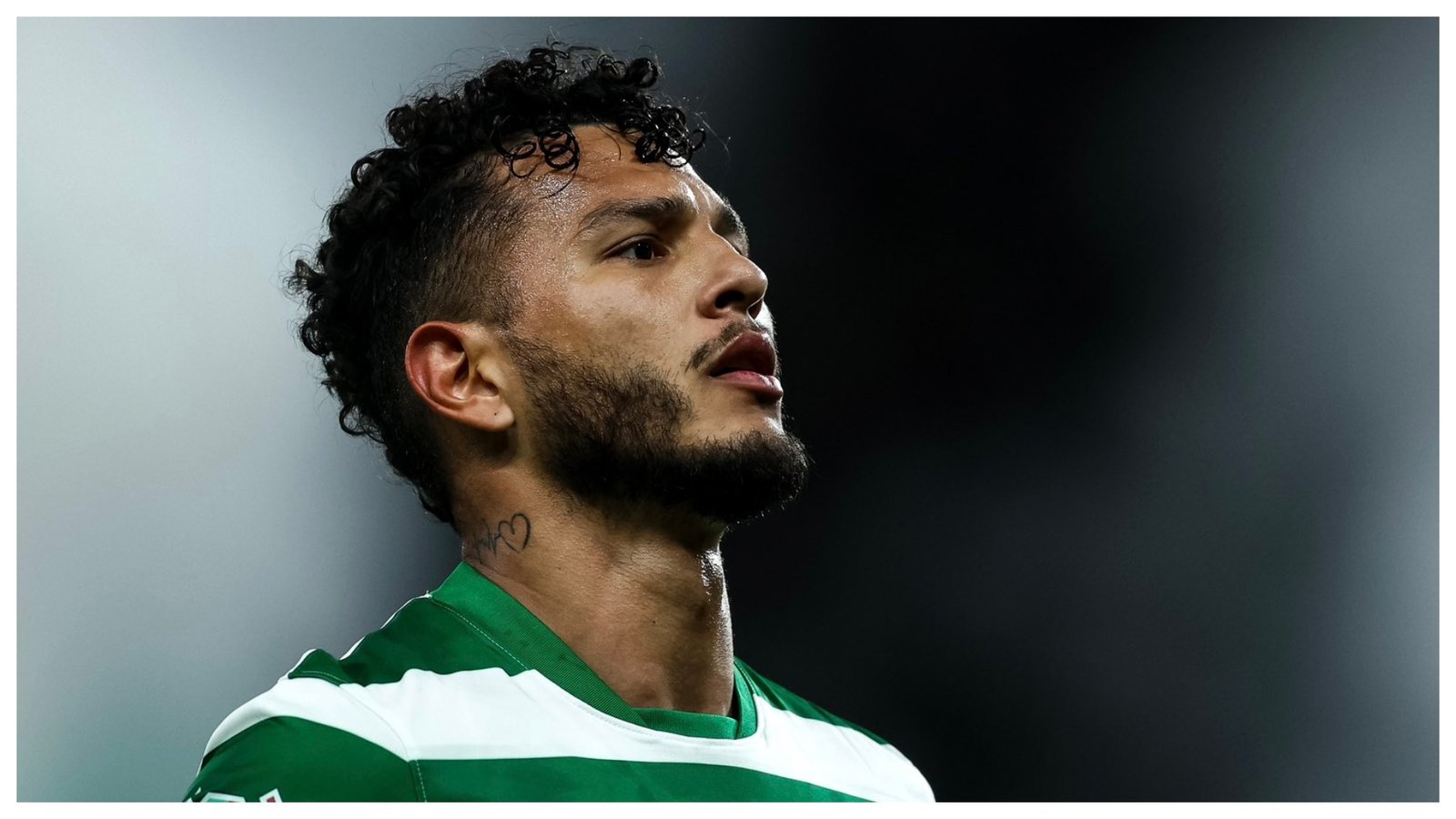 Luis Javier Suárez celebra un gol con el Sporting.
