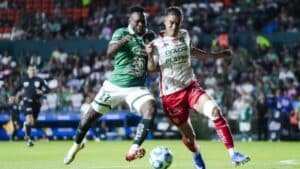 Cambindo disputa un balón con un jugador del Necaxa