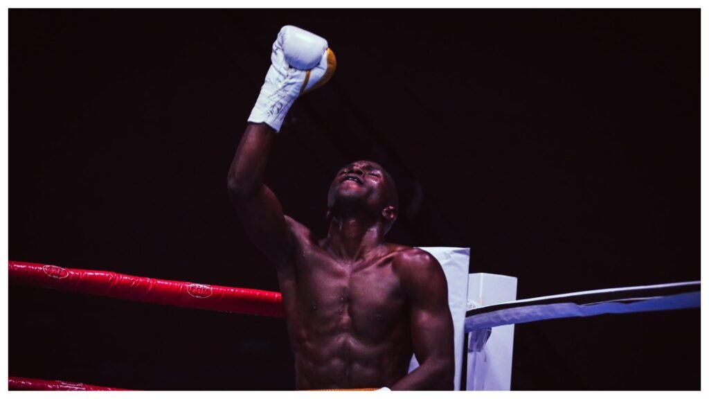 Yuberjen Martínez celebra una victoria sobre el ring.