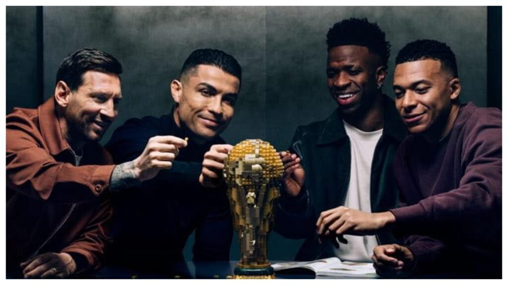 Messi, Ronaldo, Vinicius Jr. y Mbappé reunidos alrededor de una mesa.