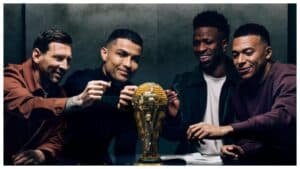 Messi, Ronaldo, Vinicius Jr. y Mbappé reunidos alrededor de una mesa.