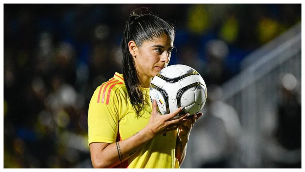 Catalina Usme antes de cobrar un tiro libre con la Selección Colombia.