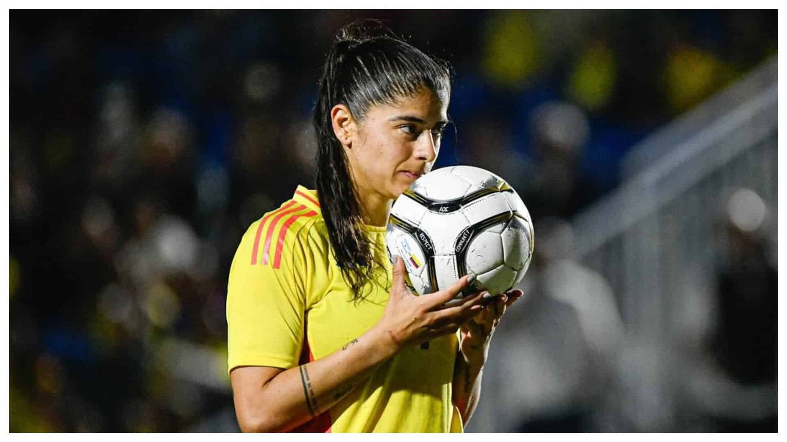 Catalina Usme antes de cobrar un tiro libre con la Selección Colombia.