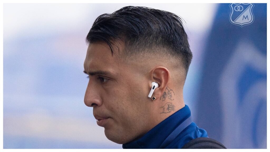 Rodrigo Contreras llegando a un partido con Millonarios.