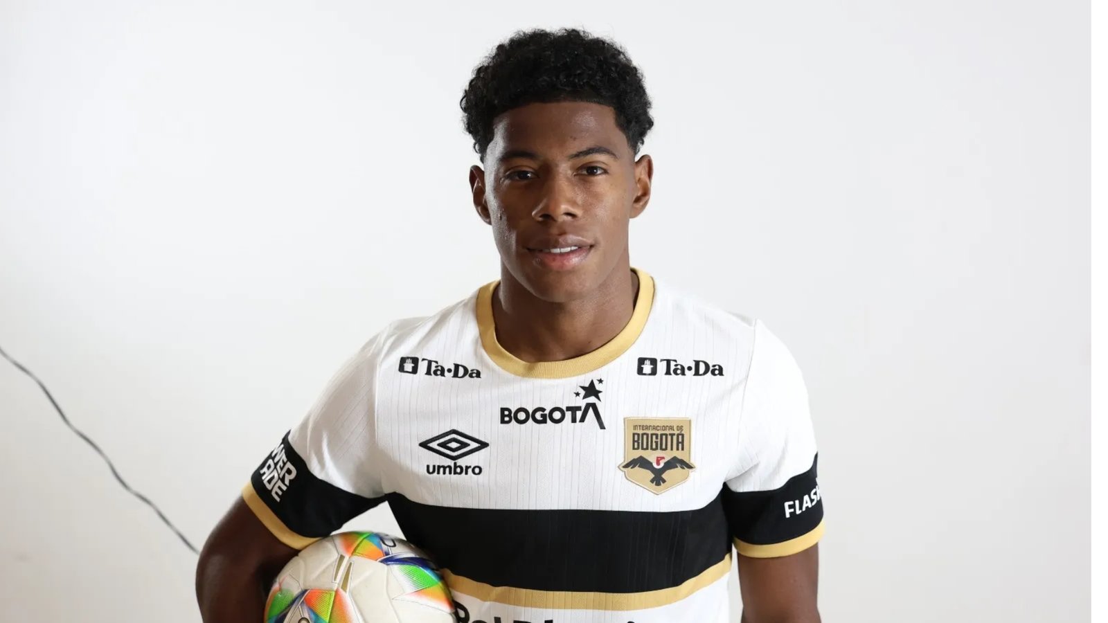 Dereck Moncada posando para la foto