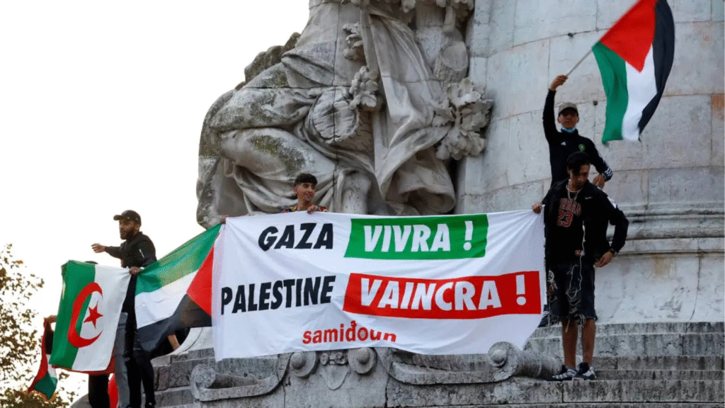 People waving palestinian flags