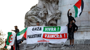 People waving palestinian flags