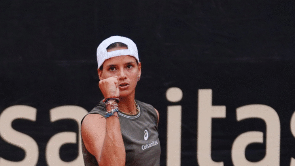Emiliana Arango celebra su victoria en la cancha central durante la Copa Colsanitas, destacándose ante el público bogotano con una sólida actuación que la llevó a instalarse entre las ocho mejores del torneo. Foto: Prensa Copa Colsanitas.