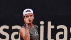 Emiliana Arango celebra su victoria en la cancha central durante la Copa Colsanitas, destacándose ante el público bogotano con una sólida actuación que la llevó a instalarse entre las ocho mejores del torneo. Foto: Prensa Copa Colsanitas.