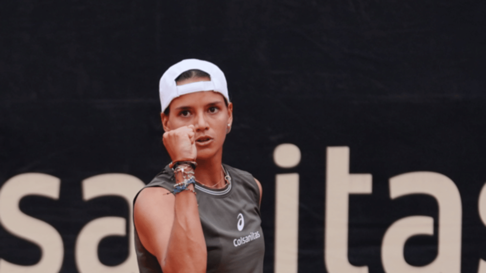 Emiliana Arango celebra su victoria en la cancha central durante la Copa Colsanitas, destacándose ante el público bogotano con una sólida actuación que la llevó a instalarse entre las ocho mejores del torneo. Foto: Prensa Copa Colsanitas.