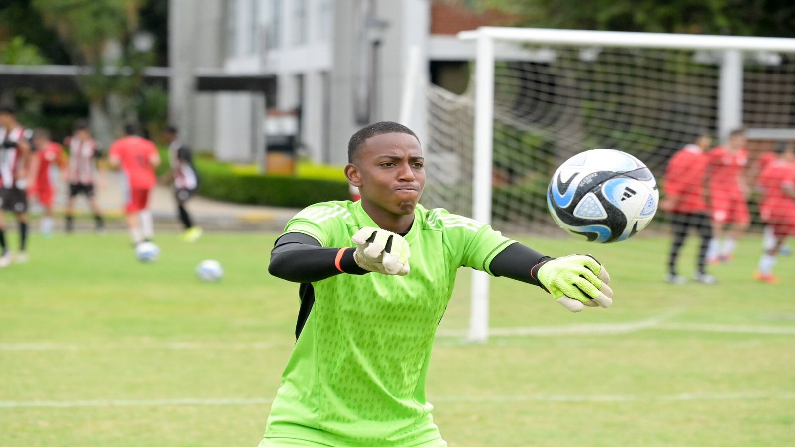 Luigi Ortiz, arquero de la Selección Colombia Sub-17, feliz tras haber ganado el Sudamericano. Fuente/Imagen: Cantera Deportivo Cali @DepCaliCantera