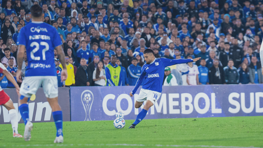 Rodrigo Ureña ejecuta un centro preciso durante el compromiso de la Copa Sudamericana, en una acción ofensiva de Millonarios FC. Foto: cortesía de X @MillosFCoficial.