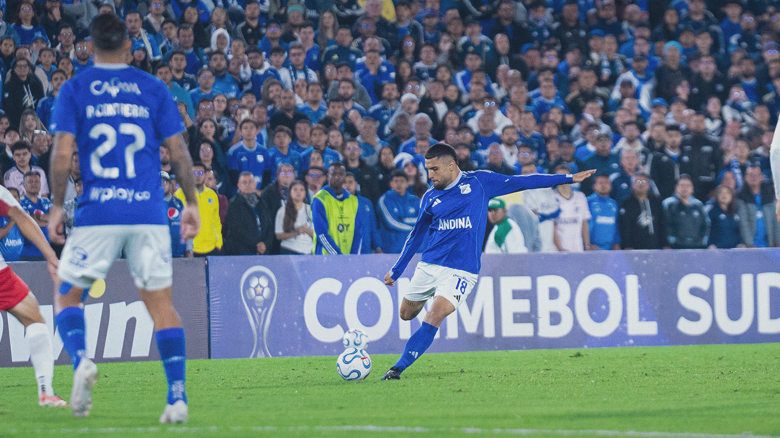 Rodrigo Ureña ejecuta un centro preciso durante el compromiso de la Copa Sudamericana, en una acción ofensiva de Millonarios FC. Foto: cortesía de X @MillosFCoficial.