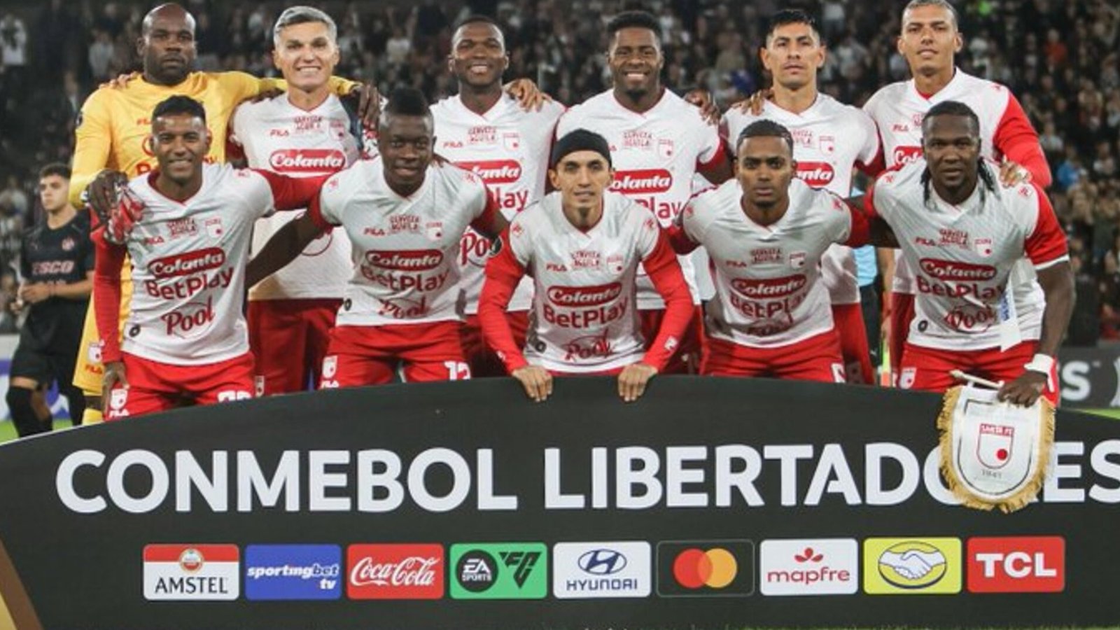 Equipo de Independiente Santa Fe posa en la foto oficial previa al partido frente a Platense por la Copa Libertadores 2026. Imagen tomada de X @SantaFe.