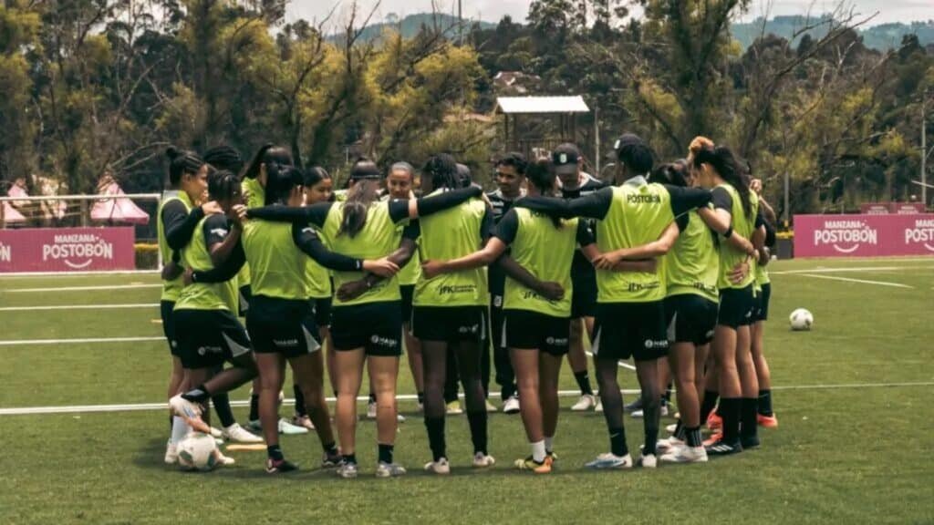 Equipo femenino de Atlético Nacional reunido