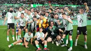 Gustavo Puerta celebra el ascenso a LaLiga con Racing de Santander. | Foto: Juan Manuel Serrano Arce / Getty Images