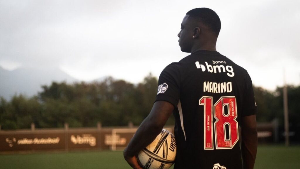 Marino Hinestroza mirando al horizonte