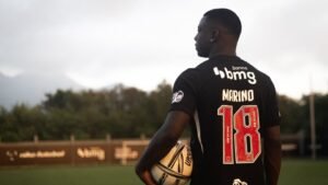Marino Hinestroza mirando al horizonte