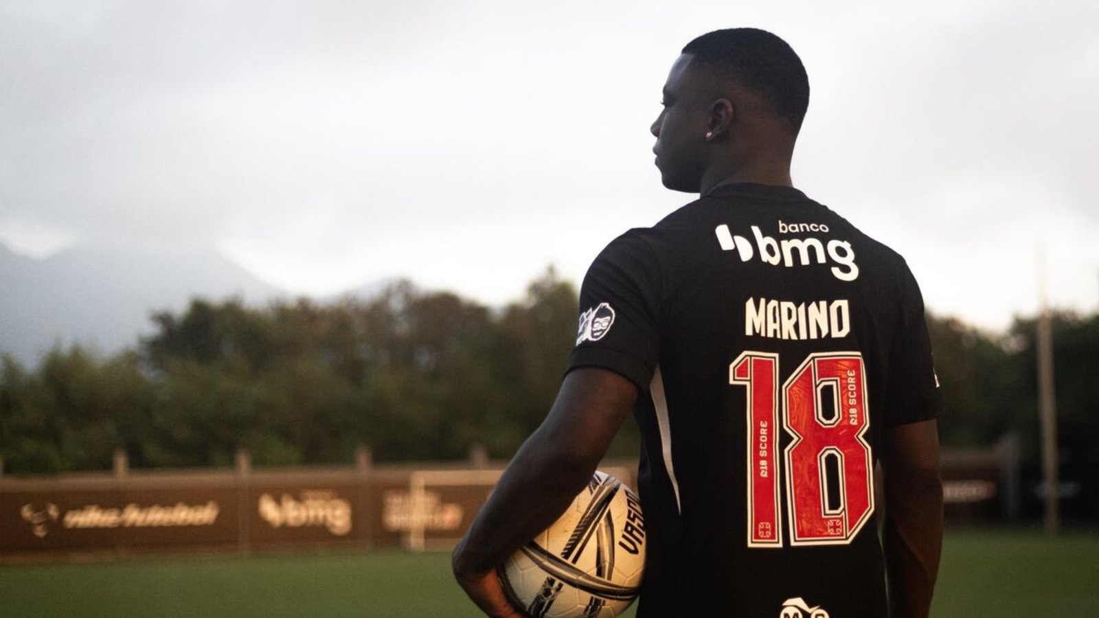 Marino Hinestroza mirando al horizonte