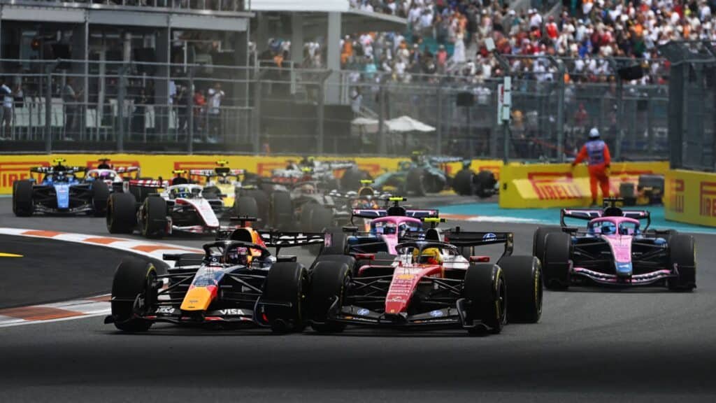 Hamilton y Verstappen rueda a rueda.