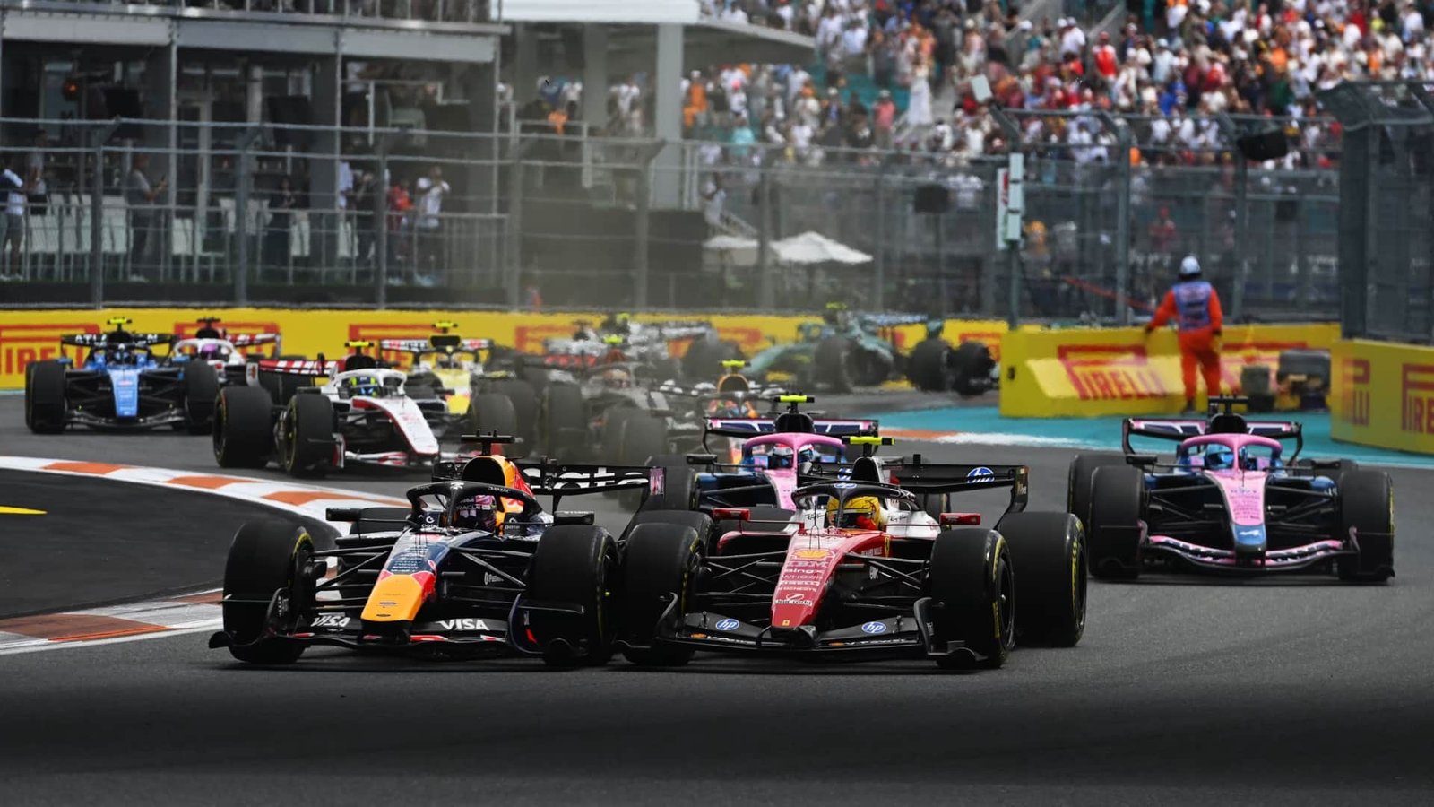 Hamilton y Verstappen rueda a rueda.