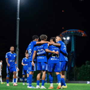 Jugadores de Millonarios celebran unidos una anotación frente a Llaneros en un partido de la Copa BetPlay 2026.Foto: X @MillosFCoficial.