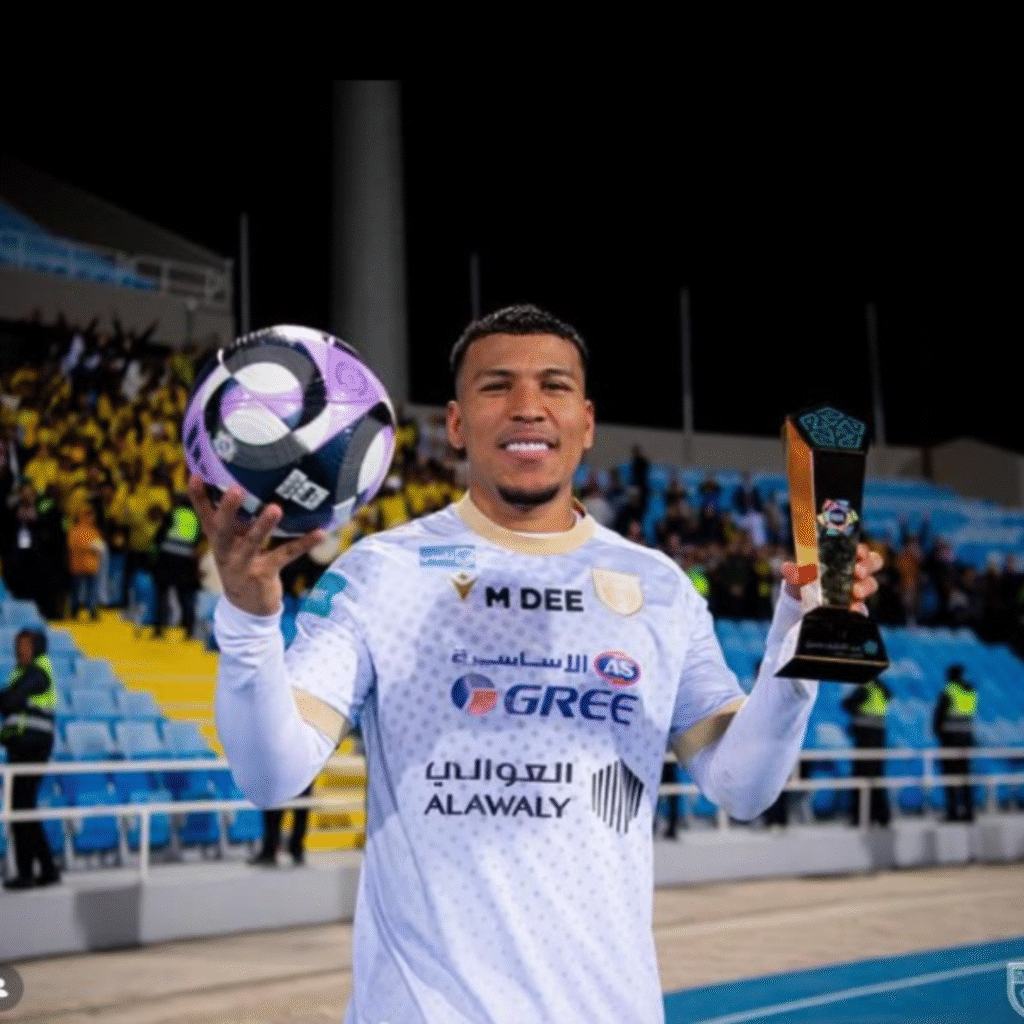 Roger Martínez posando como figura del partido al finalizar el encuentro, luego de una destacada actuación con su equipo. Foto tomada de la cuenta oficial de Instagram @rogermartinez94.