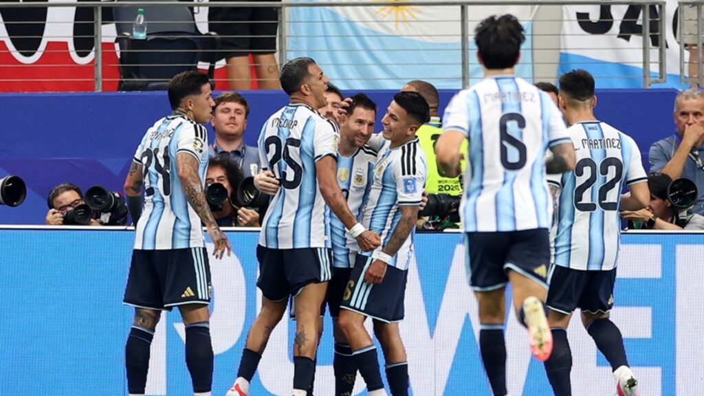 Lionel Messi y sus compañeros celebrando