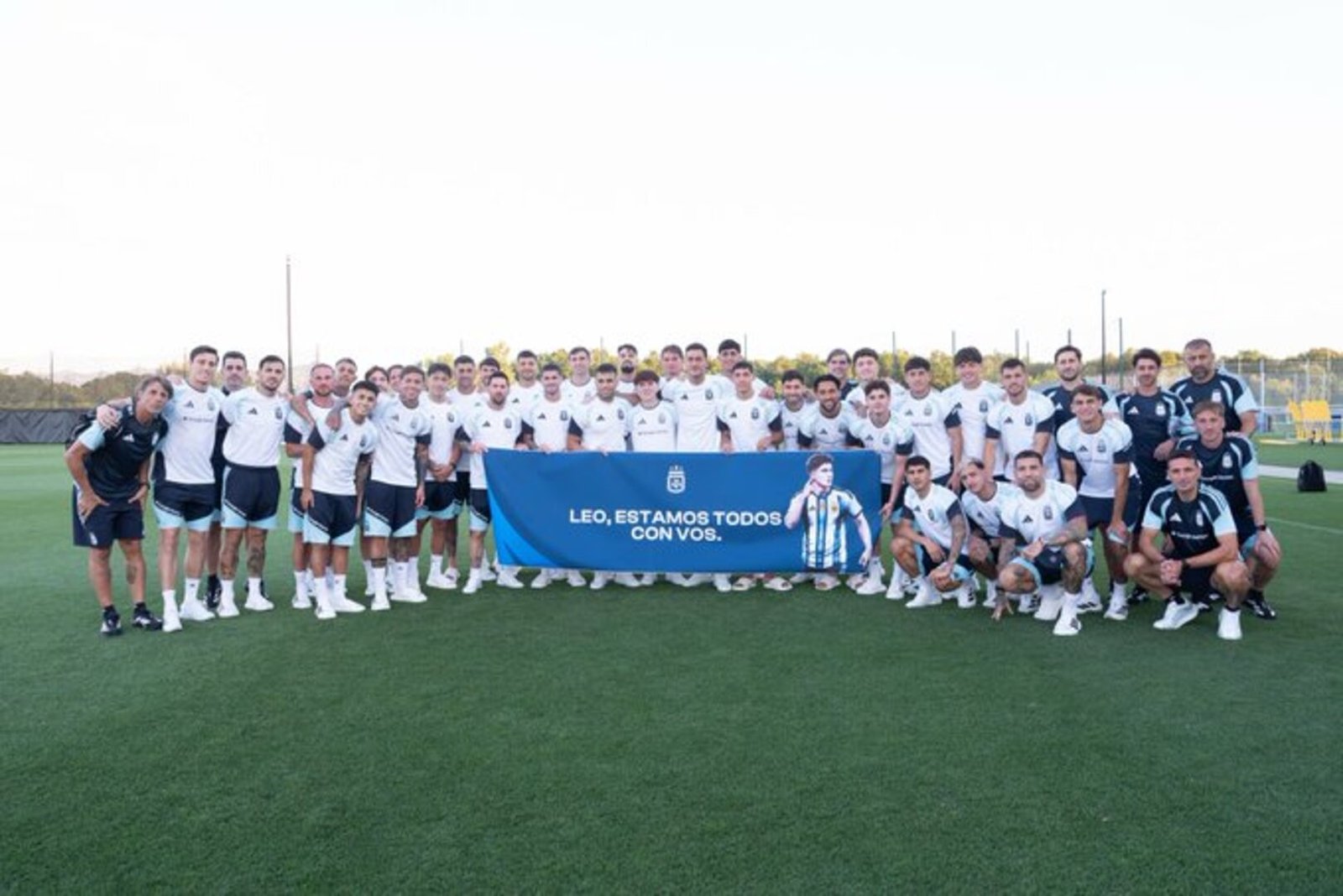 Con el apoyo a Leonardo Balerdi que se pierde el Mundial 2026 por Lesión. Argentina pone primera en está Copa del Mundo frente a Los Zorros del Desierto. Fuente/Imagen: La Selección Argentina.