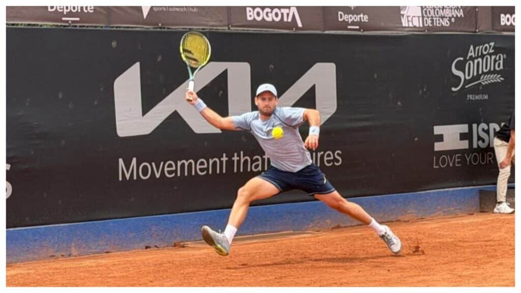Nicolás Mejía jugando un partido de tenis.