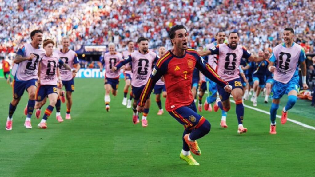 Ferran Torres celebra con euforia tras anotar el gol de la victoria en la final del Mundial 2026 contra Argentina en el MetLife Stadium de New Jersey. Fuente: La Selección Española.