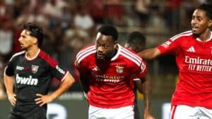 Jhon Duran mirando al arco con su nueva camisa del Benfica. Foto tomada de X: @SLBenfica