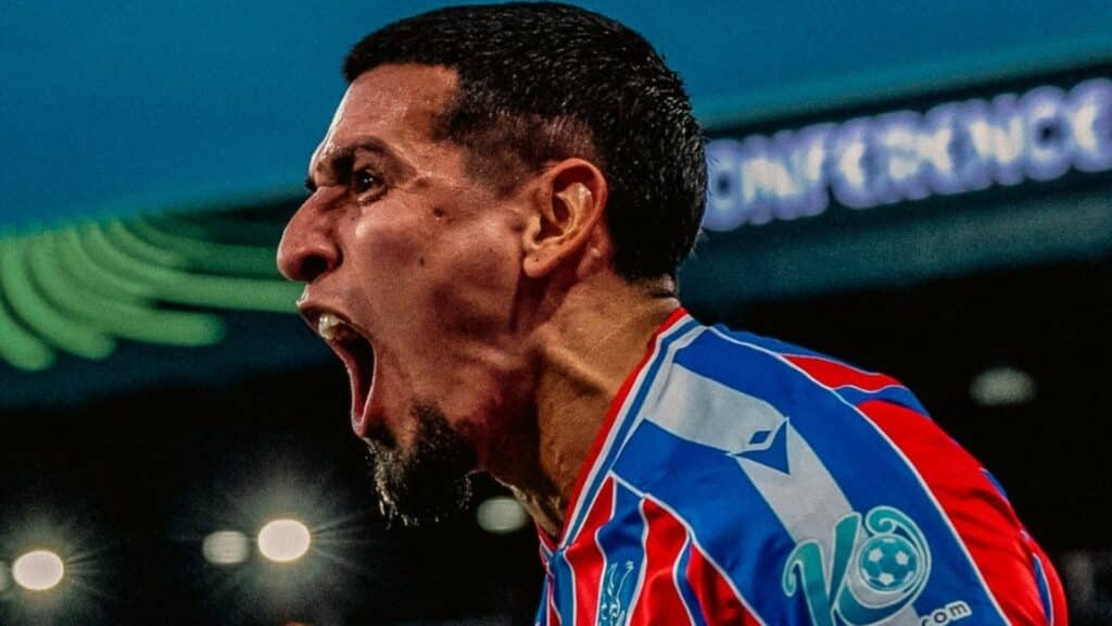 Daniel Muñoz celebrando