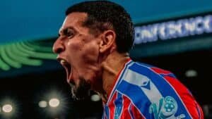 Daniel Muñoz celebrando