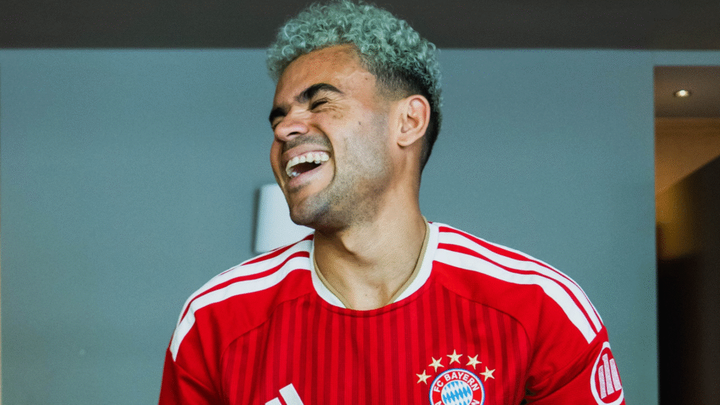 Luis Díaz Posando con la nueva camiseta del Bayern
