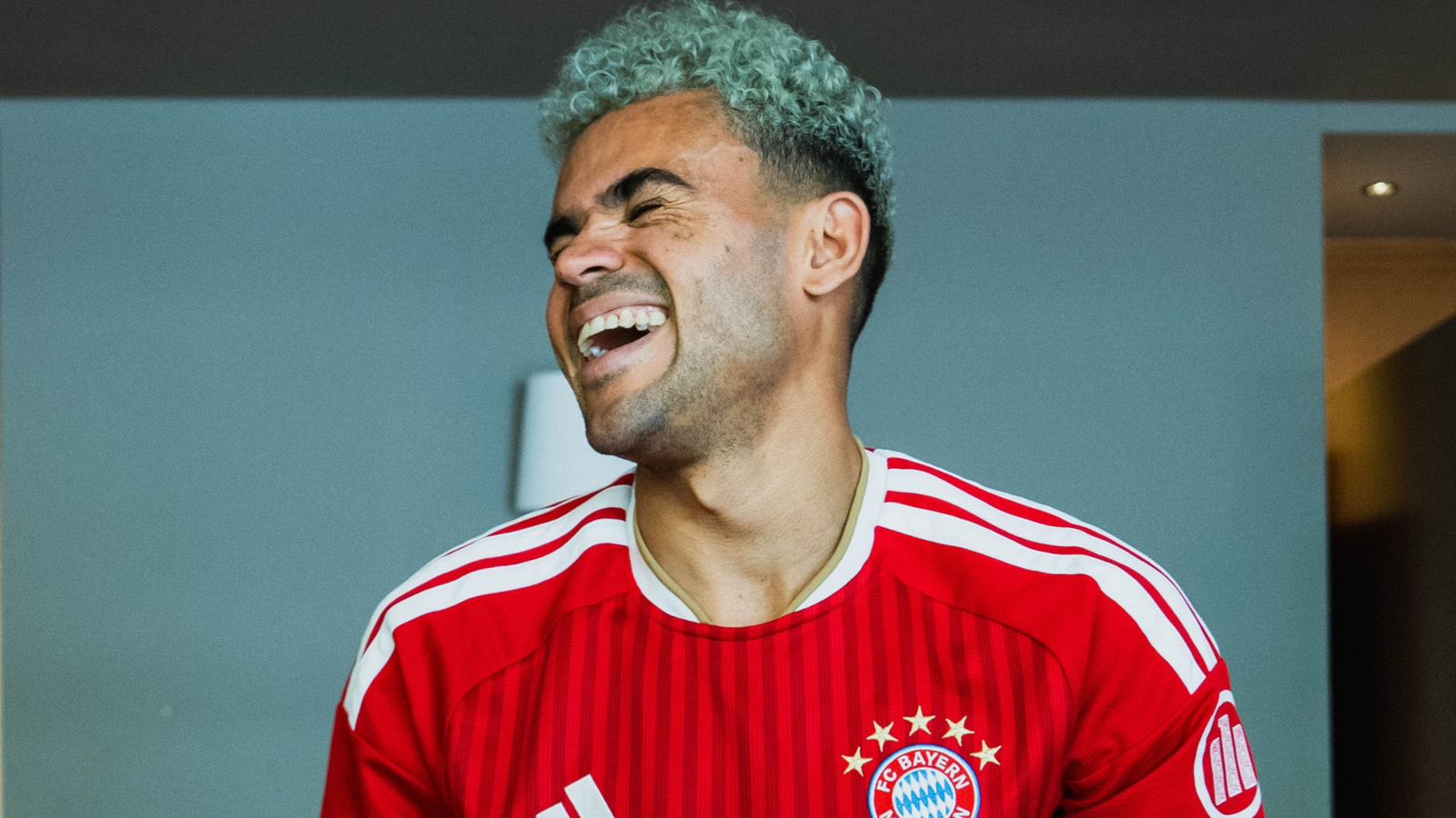 Luis Díaz Posando con la nueva camiseta del Bayern