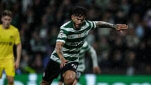 Luis Javier Suárez pateando el balón