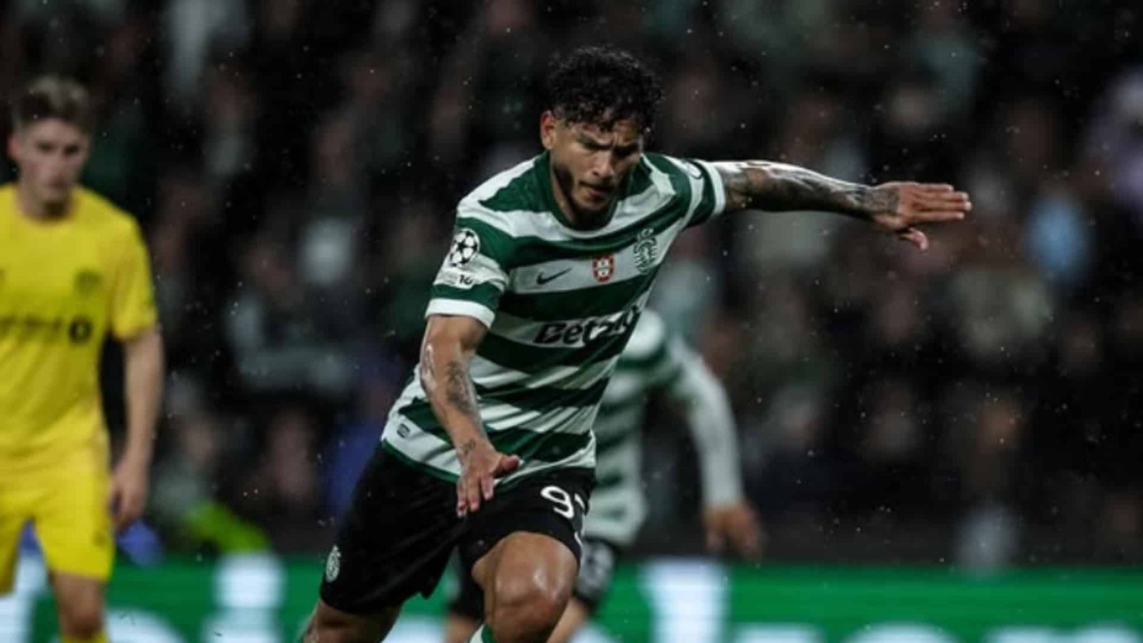 Luis Javier Suárez pateando el balón